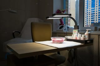 Cần sang tiệm nail đang hoạt động tốt tại Chester, VA