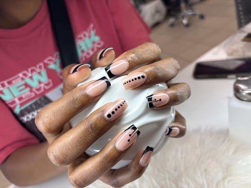 Leon Nails & Lash photo 1