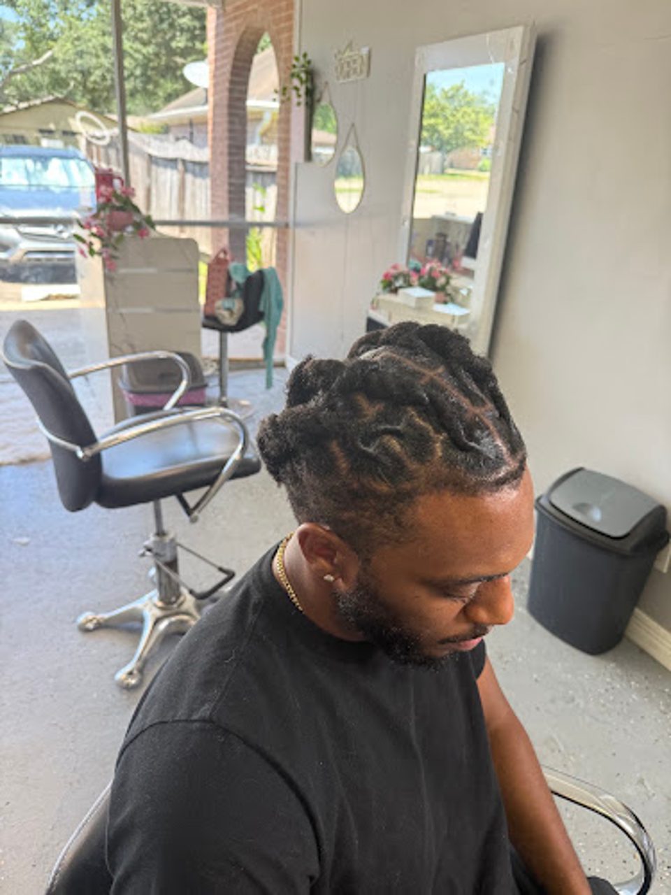 Leo’s Hair Lounge and Nail bar photo 1