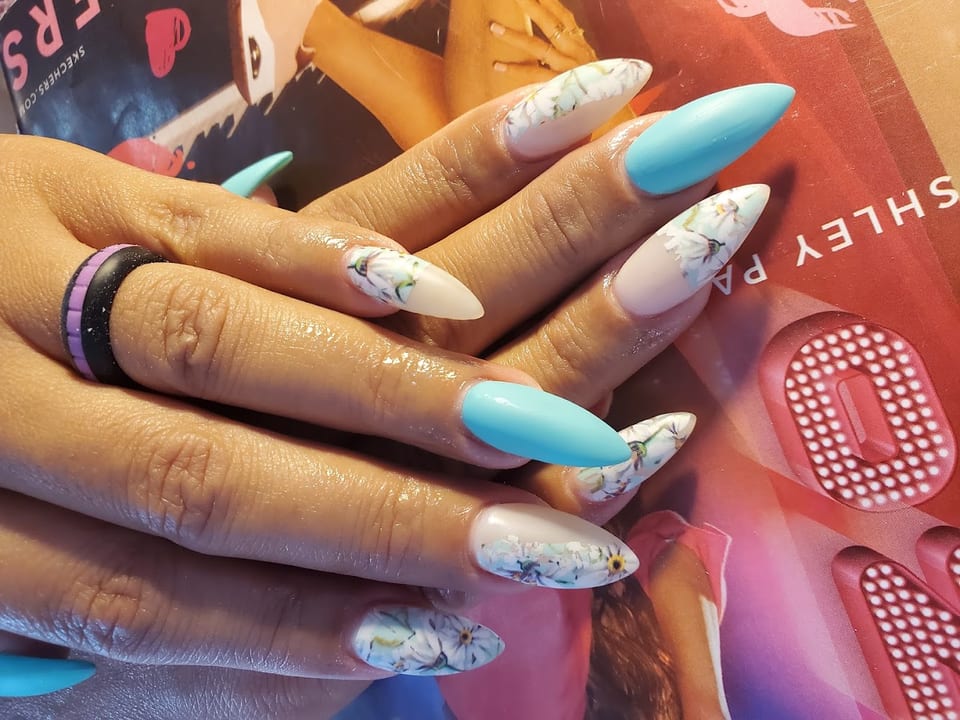 V Nails photo 1